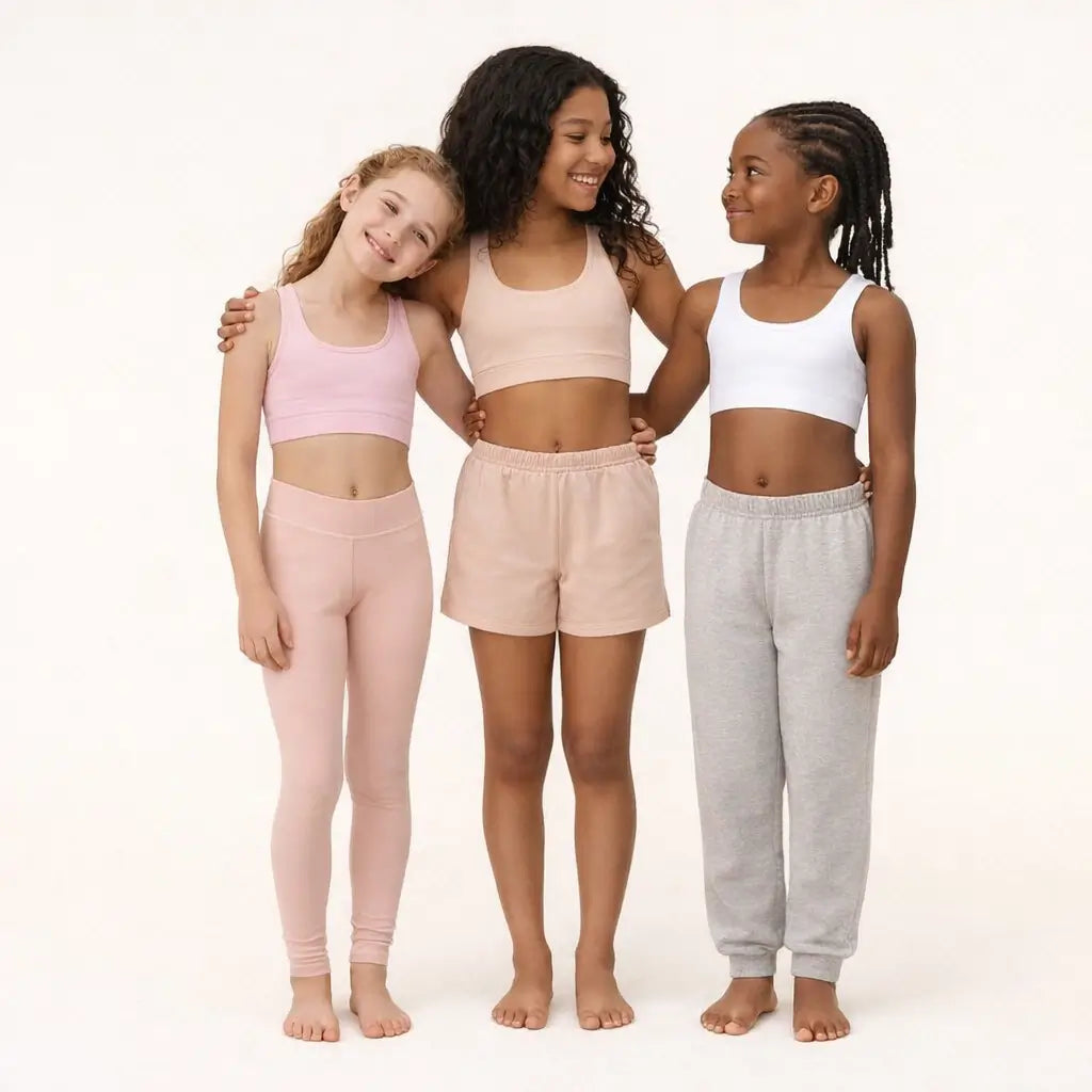 Tre bambine sorridenti con la brassiere Brassetta rosa, beige e bianca