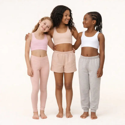 Tre bambine sorridenti con la brassiere Brassetta rosa, beige e bianca