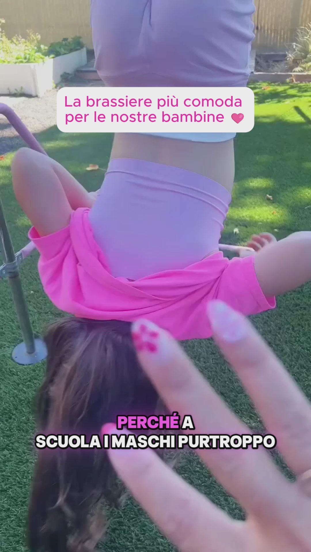 Video della brassiere Brassetta bianca per bambina indossata: discreta e invisibile sotto la maglietta