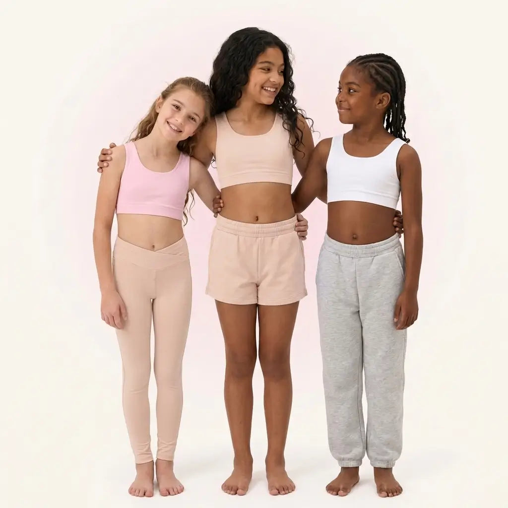 Tre bambine sorridenti con la brassiere Brassetta rosa, beige e bianca